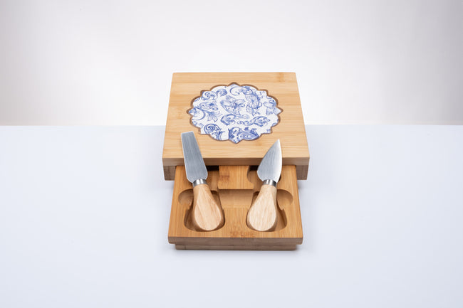 TAGLIERE SCATOLA IN LEGNO CON 2 COLTELLI FREGIO IN CERAMICA BLU (16x16cm)