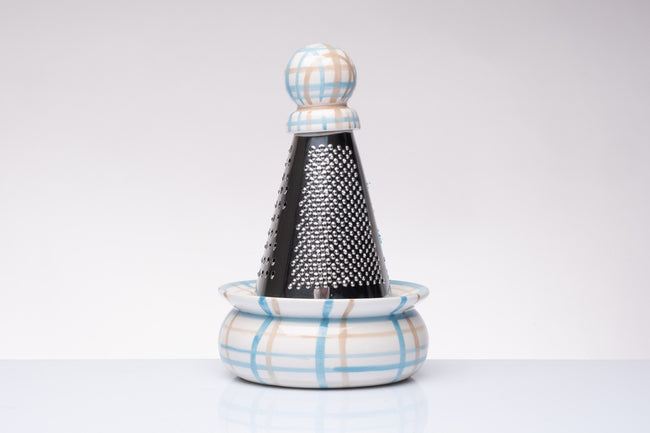 GRATTUGIA CON BASE E POMELLO IN CERAMICA COLORATA QUADRI DIPINTE A MANO ( Ø9xh.19)
