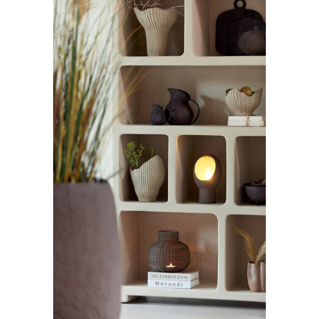 MOBILE APERTO IN LEGNO E INTONACO DI CALCE BEIGE