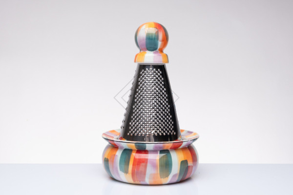 GRATTUGIA CON BASE E POMELLO IN CERAMICA COLORATA BRUSH DIPINTA A MANO ( Ã˜9xh.19)