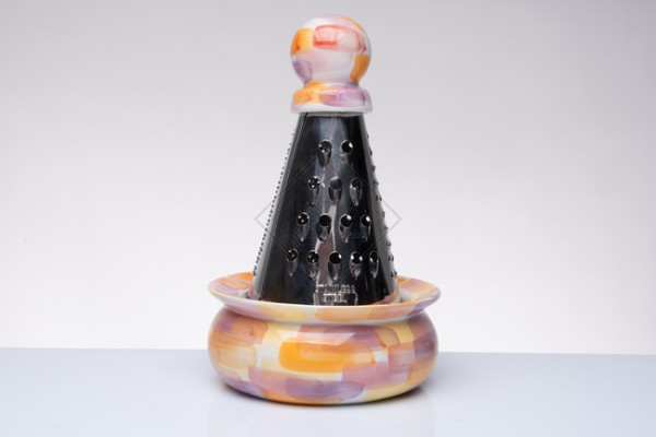 GRATTUGIA CON BASE E POMELLO IN CERAMICA COLORATA PENNELLO DIPINTE A MANO ( Ã˜9xh.19)