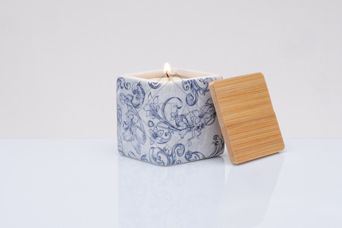 CANDELA PROFUMATA IN CERAMICA BIANCA CON FREGIO BLU CON COPERCHIO IN LEGNO (6x6x7cm)