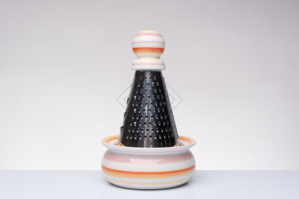 GRATTUGIA CON BASE E POMELLO IN CERAMICA COLORATA MULTI DIPINTA A MANO ( Ã˜9xh.19)