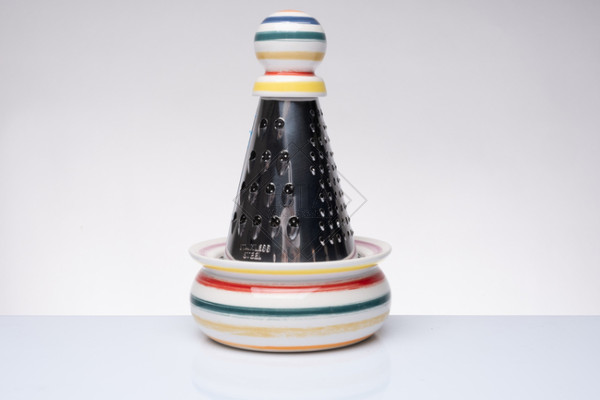 GRATTUGIA CON BASE E POMELLO IN CERAMICA COLORATA RIGHE DIPINTE A MANO ( Ã˜9xh.19)