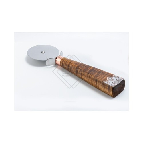 TAGLIAPIZZA GEOMETRIC CON MANICO IN LEGNO (h.23cm)