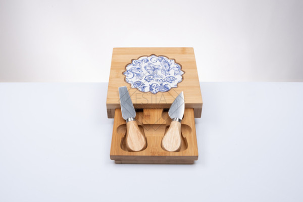 TAGLIERE SCATOLA IN LEGNO CON 2 COLTELLI FREGIO IN CERAMICA BLU (16x16cm)