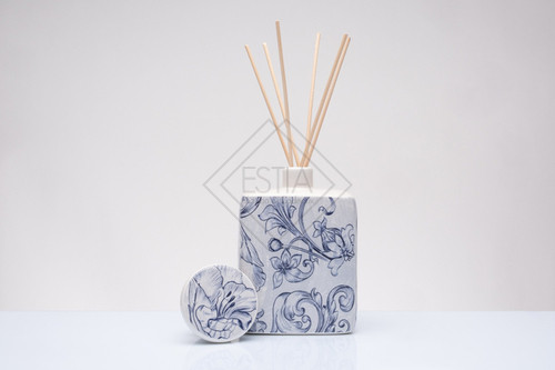 PROFUMATORE IN CERAMICA BIANCA CON FREGIO BLU (cm 6x3,5xh.15)