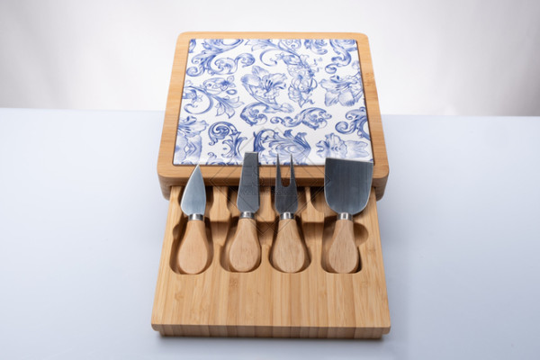 TAGLIERE SCATOLA IN LEGNO CON 4 COLTELLI FREGIO IN CERAMICA BLU