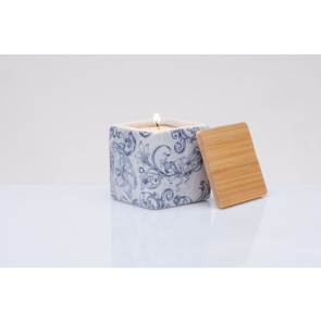 CANDELA PROFUMATA IN CERAMICA BIANCA CON FREGIO BLU CON COPERCHIO IN LEGNO (6x6x7cm)