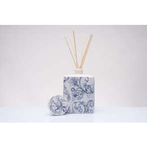 PROFUMATORE IN CERAMICA BIANCA CON FREGIO BLU (cm 6x3,5xh.15)